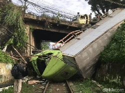 Truk Muatan Susu Kaleng Terperosok di Jembatan Perlintasan Kereta Api