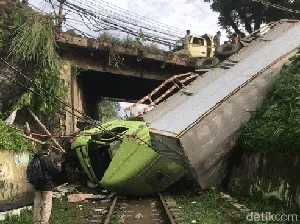 Truk Muatan Susu Kaleng Terperosok di Jembatan Perlintasan Kereta Api Truk Muatan Susu Kaleng Terperosok di Jembatan Perlintasan Kereta Api
