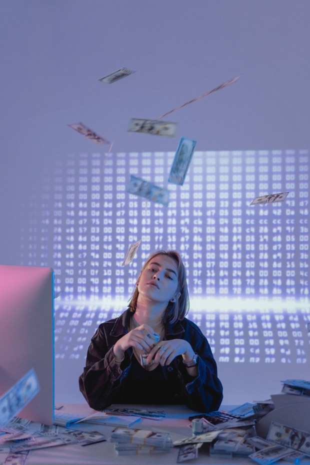 Uang yang berhamburan/Foto: Pexels/Tima Miroshnichenko