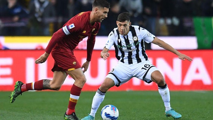 UDINE, ITALY - MARCH 13: Lorenzo Pellegrini of AS Roma competes for the ball with Nahuel Molina of Udinese Calcio during the Serie A match between Udinese Calcio and AS Roma at Dacia Arena on March 13, 2022 in Udine, Italy. (Photo by Alessandro Sabattini/Getty Images)