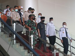 Wagub Emil Lepas 366 Jemaah Umroh dari Bandara Juanda