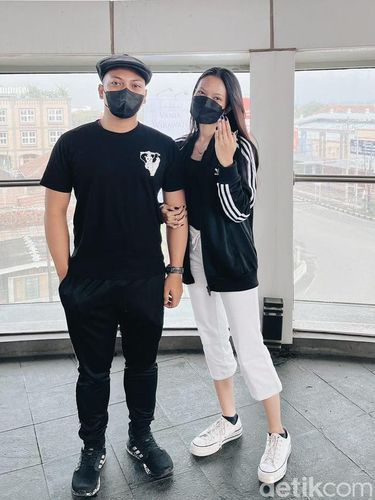 Viral pria lamar kekasih pakai baliho besar di Purwokerto.