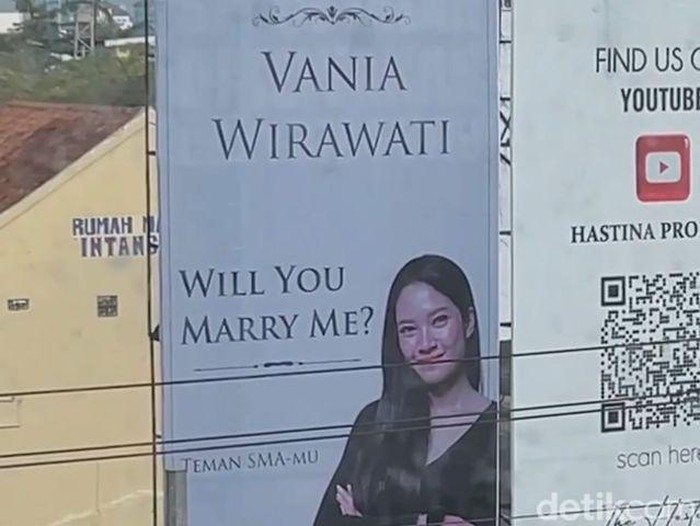 Viral pria lamar kekasih pakai baliho besar di Purwokerto.