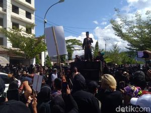 Minta Peneliti Dihukum Adat, Warga Suku Rongkong Lutra Geruduk Polres Palopo