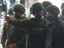 Demi Lindungi Kekasih, Pasangan Ukraina Bergabung Dalam Latihan Militer