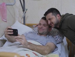 Prajurit Ukraina yang Terluka Diberi Penghargaan oleh Presiden Zelenskiy
