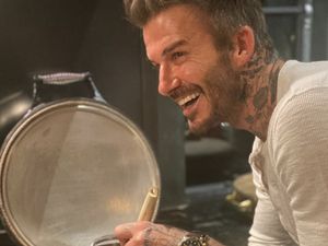10 Gaya Keren David Beckham Saat Masak Bareng Chef hingga Harper Beckham! 10 Gaya Keren David Beckham Saat Masak Bareng Chef hingga Harper Beckham!