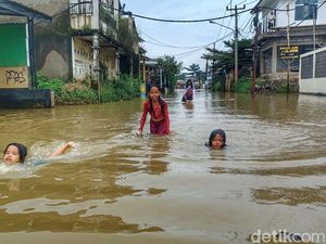 Ribuan KK Kena Dampak Luapan Banjir Citarum di Kabupaten Bandung Ribuan KK Kena Dampak Luapan Banjir Citarum di Kabupaten Bandung