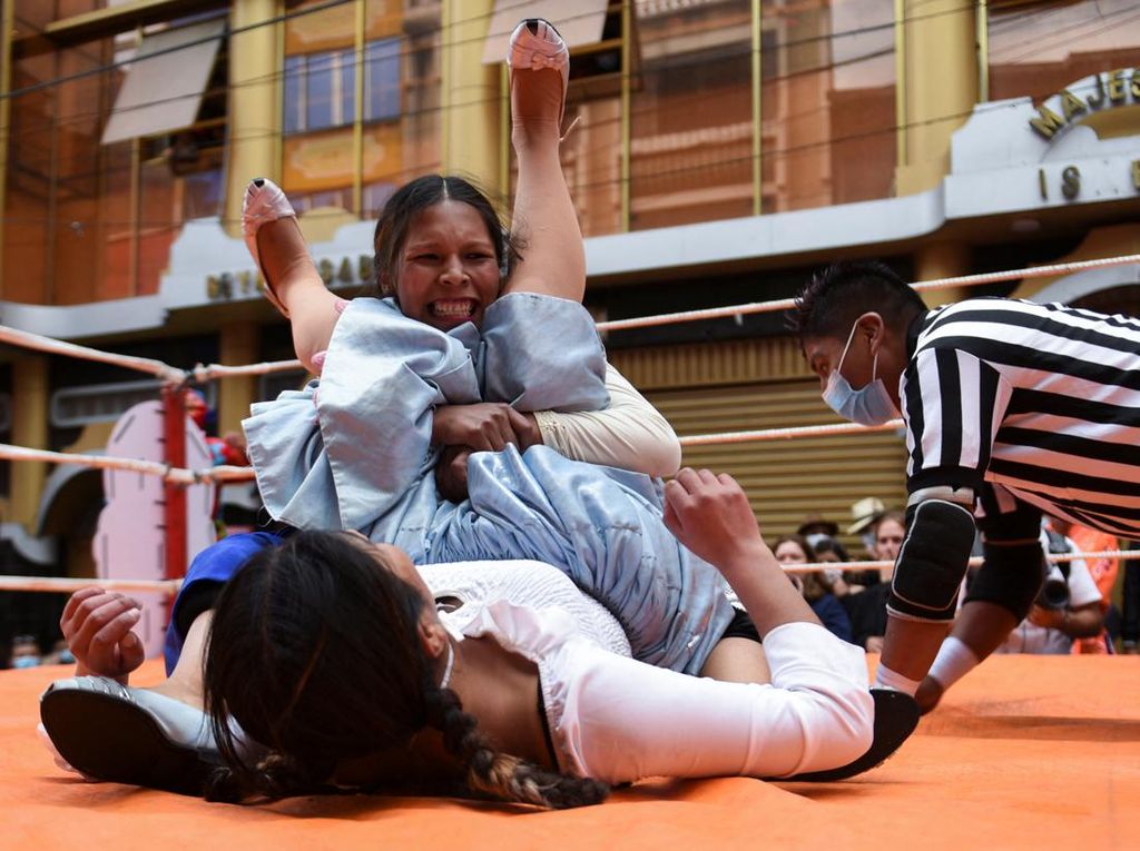 Aksi Gulat Wanita-wanita di Bolivia, Seperti Smackdown