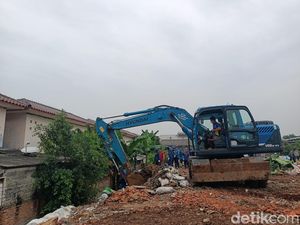 Alat Berat Datang, Got Biang Kerok Banjir Duren Sawit Dikeruk!