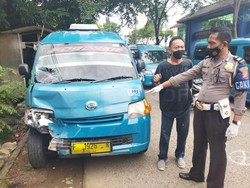 Pemotor di Bogor Tewas Usai Tabrak Angkot Saat Lawan Arah