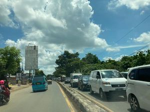 Antrean Truk Isi BBM, Jalan Perintis Kemerdekaan Makassar Macet Parah Antrean Truk Isi BBM, Jalan Perintis Kemerdekaan Makassar Macet Parah