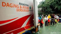 Warga Antusias Ikuti Pembagian Sembako Bersubsidi