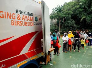 Warga Antusias Ikuti Pembagian Sembako Bersubsidi