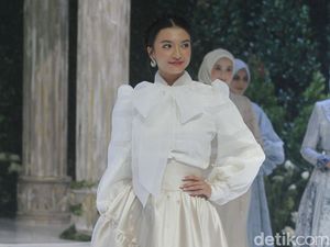 8 Foto Cut Meyriska Hingga Raline Shah Jadi Model Catwalk Busana Muslim