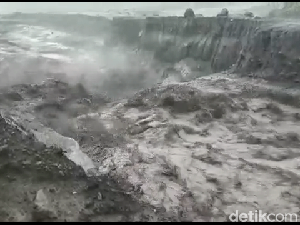 Detik-detik Semeru Muntahkan Banjir Lahar Dingin Terjang Besuk Kobokan