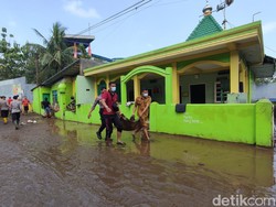 Warga dan Petugas Gotong-Royong Bersihkan Sisa Banjir Lumpur Malang