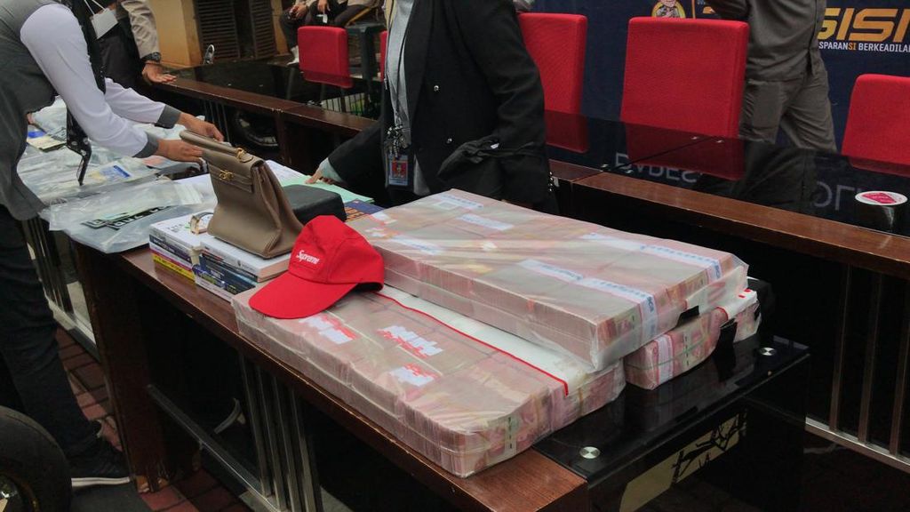 Duit Gepokan Doni Salmanan Dipamerkan Duit Gepokan Doni Salmanan Dipamerkan