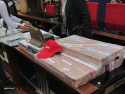 Bukti Kasus Doni Salmanan Dipamerkan: Duit Bertumpuk-tumpuk hingga Porsche