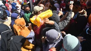 Warga Terus Berdesakan Demi Minyak Goreng Murah di Berbagai Daerah