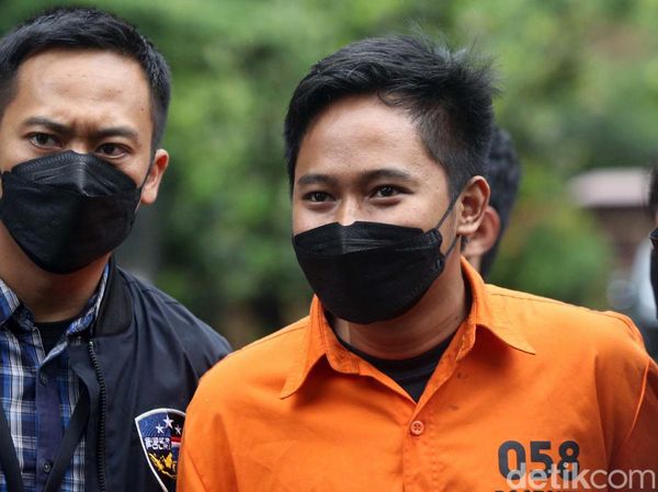 Tangan Tak Diborgol, Begini Ekspresi Doni Salmanan Berbaju Tahanan