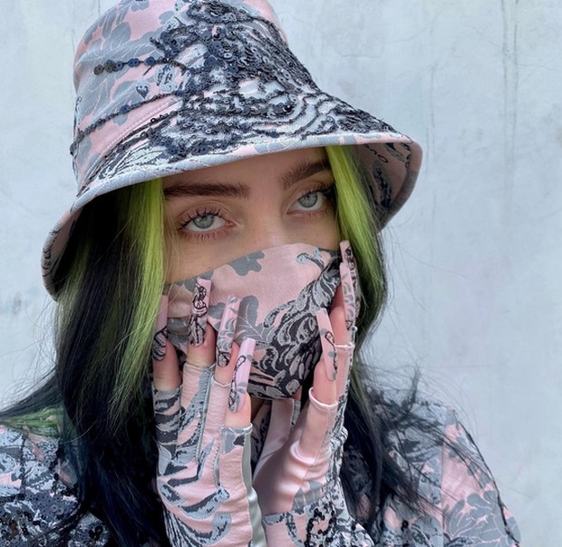 Riasan kuku Billie Eilish serasi dengan busana dan asesoris yang dikenakannya ketika menghadiri Grammy Awards