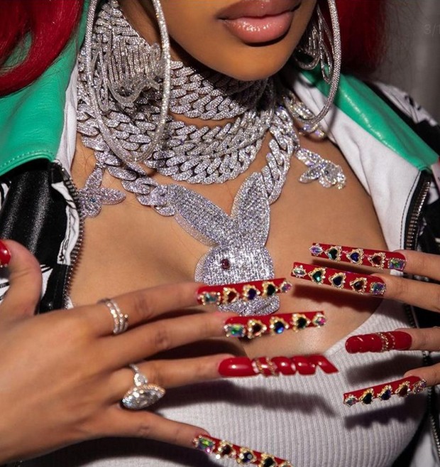Riasan kuku milik Cardi B berwarna merah dengan disain ulir di kuku jari manisnya