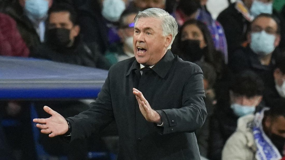 Carlo Ancelotti bisa absen mendampingi Real Madrid di markas Chelsea. (Foto: AP/Manu Fernandez)