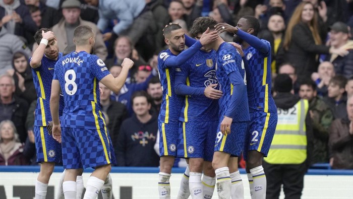 Chelseas Kai Havertz, right, celebrates with teammates after scoring his sides first goal during the English Premier League soccer match between Chelsea and Newcastle United at Stamford Bridge stadium in London, Sunday, March 13, 2022. (AP Photo/Kirsty Wigglesworth)