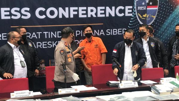 Penampakan Doni Salmanan Penuh Senyum Berbaju Tahanan