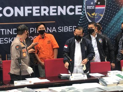 Penampakan Doni Salmanan Penuh Senyum Berbaju Tahanan