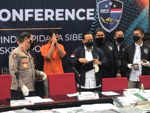 Beda Sikap Indra Kenz dan Doni Salmanan saat Berbaju Tahanan Beda Sikap Indra Kenz dan Doni Salmanan saat Berbaju Tahanan