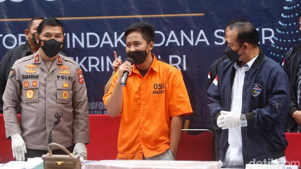 Doni Salmanan saat dirilis oleh Polisi di Mabes.