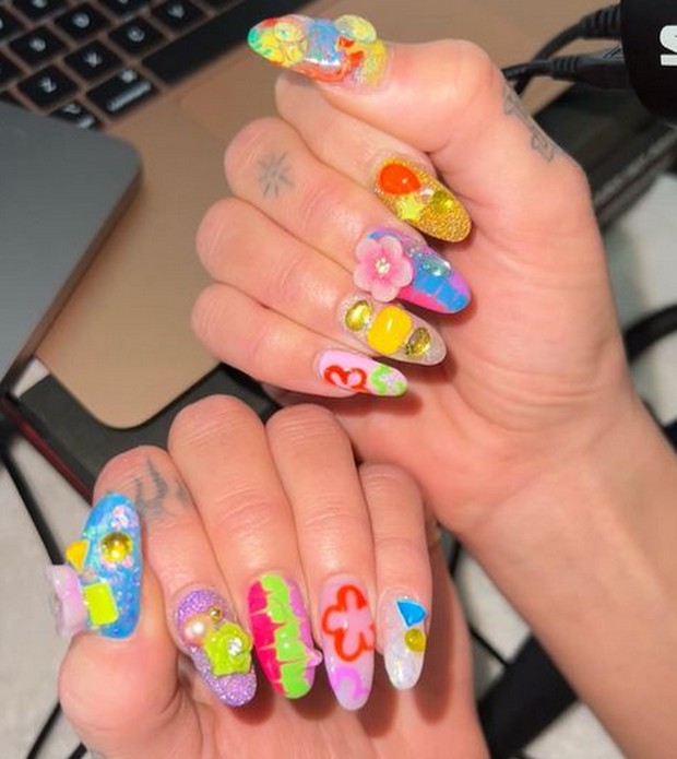 Paduan warna warni dan disain timbul pada riasan kuku milik Dua Lipa