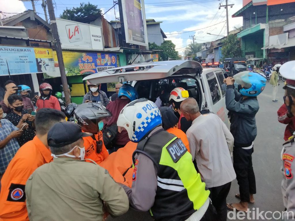 Nekat Terobos Perlintasan, Driver Ojol di Surabaya Tewas Tertabrak KA