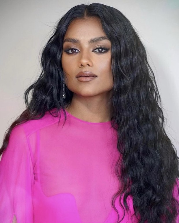 Foto: instagram.com/valeriaferreiramakeup Simone Ashley/