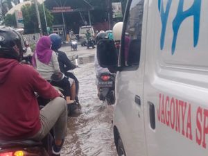 Ada Genangan di Jl Tanjung Barat Jaksel Arah Depok, Lalu Lintas Macet