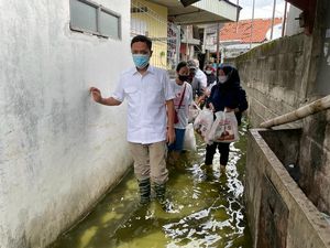 Telepon Wagub DKI, Anggota DPR Bantu Korban Banjir di Duren Sawit