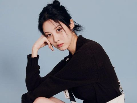 Idol senior Seohyun juga tampil menawan dengan tentengan mewah dari Prada. Artis sekaligus anggota SNSD ini memakai Prada Triangle berwarna putih. Foto : instagram.com/seojuhyun_s