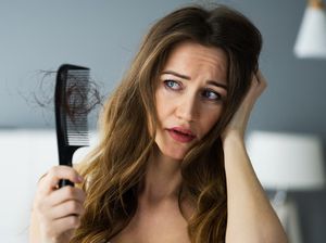 9 Cara Agar Rambut Tidak Rontok, Praktis Nggak Pakai Ribet 9 Cara Agar Rambut Tidak Rontok, Praktis Nggak Pakai Ribet