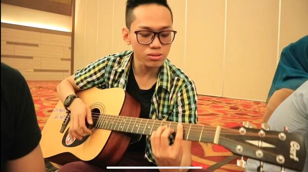 Sebelum kaya mendadak dan terjerat kasus, Indra Kenz pernah ikut audisi kompetisi nyanyi. Yuk, intip foto lawasnya!