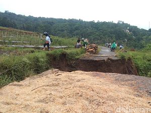 Jalur Sindangwangi-Rajagaluh Terputus Akibat Jalan Ambles