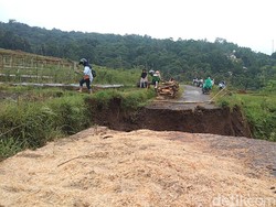 Jalur Sindangwangi-Rajagaluh Terputus Akibat Jalan Ambles
