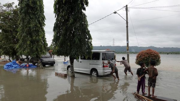Banjir di Jalur Selatan Jawa Tengah, Bus dan Truk Terperosok