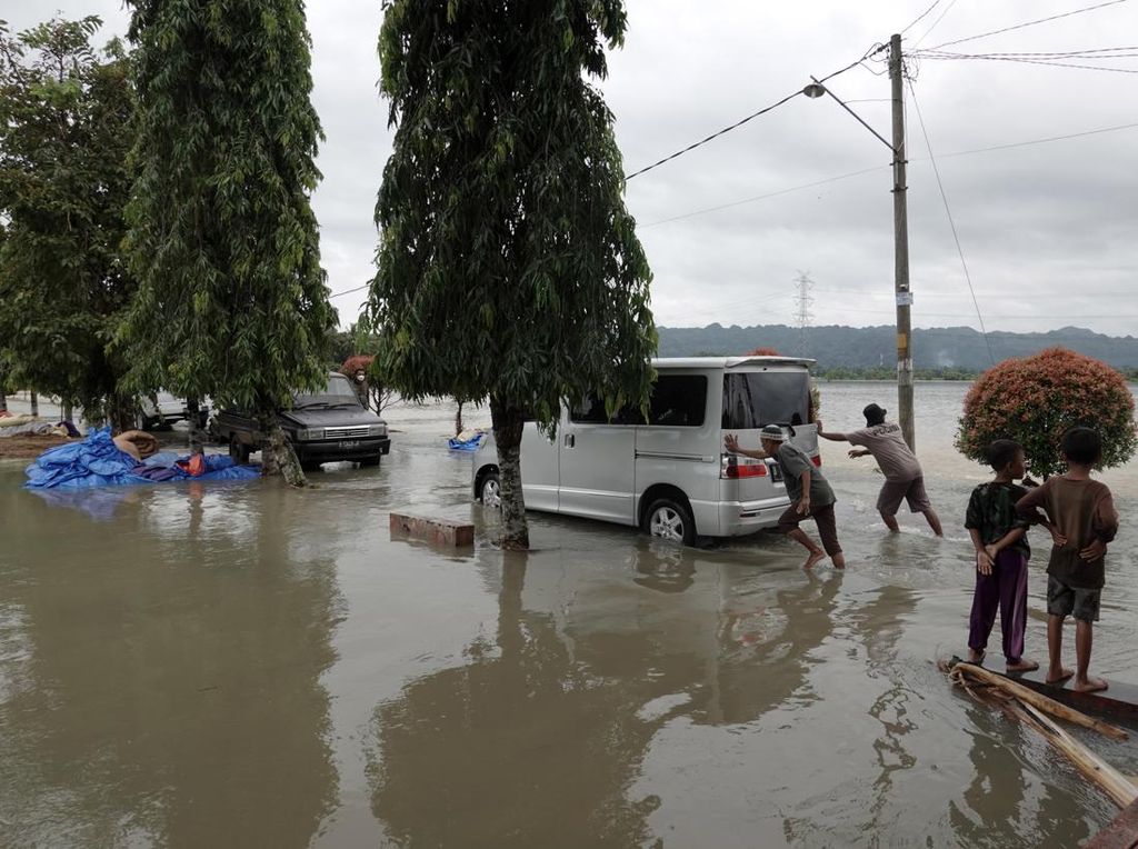 Banjir di Jalur Selatan Jawa Tengah, Bus dan Truk Terperosok