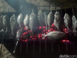 Bakar Baronang di Pantai Sembilan Saat Langit Bertabur Bintang