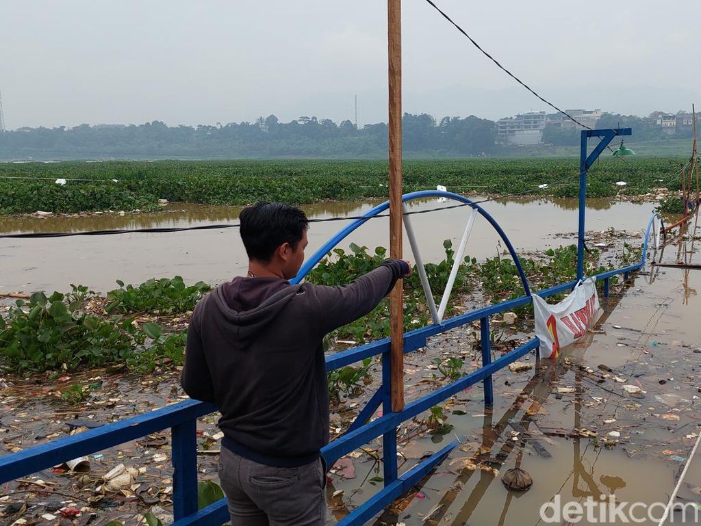 Jembatan Penghubung 2 Desa Patah Gegara Terdorong Pulau Eceng Gondok