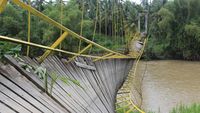 Jembatan Gantung Penghubung Antar Desa di Aceh Putus