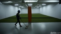 Pekerja tengah membersihkan bagian dalam stadion.