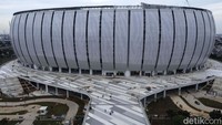 JIS bakal dilengkapi oleh fasilitas jogging track yang berada di bagian atas stadion bernama sky view deck. Fasilitas ini berada di ketinggian 72 meter dengan pemandangan menghadap ke laut Jakarta.